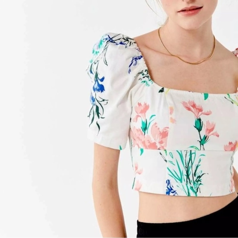 Small Urban Outfitters Elsie White Floral Cropped Puff Sleeve Top